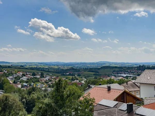 Immobilie in Hauzenberg - Wo Architektur auf Aussicht trifft – großzügiges Split-Level-Haus in besonderer Lage mit Pool - Bild 2