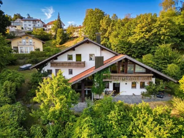 Immobilie in Hauzenberg - Wo Architektur auf Aussicht trifft – großzügiges Split-Level-Haus in besonderer Lage mit Pool - Bild 4