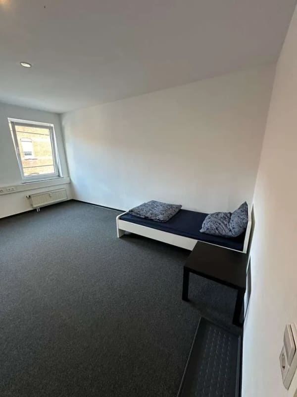 Immobilie in Geislingen an der Steige - 220 m² mit außergewöhnlichem Potenzial – ehemalige Praxis, aktuell WG, 2 TG-Stellplätze & Aufzug - Bild 4