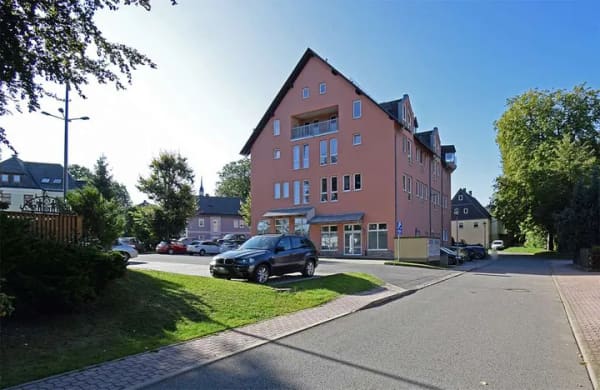 Immobilie in Zwönitz - *Zentral in Zwönitz – vermietete  Gewerbeeinheit mit 2 Stellplätzen* - Bild 2