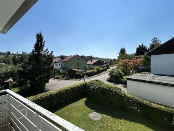 Immobilie in Isny im Allgäu - NEU - Charmante 2-Zimmer-Wohnung mit großzügigem Sonnenbalkon und Garagenstellplatz in Isny im Allgä - Bild 3
