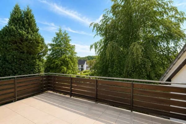 Immobilie in Rösrath - Ein Zuhause zum Aufblühen: Helle 4-Zimmerwohnung mit Terrasse und Balkon im Grünen - Bild 1