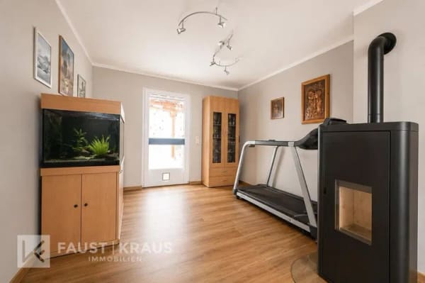 Immobilie in Weibersbrunn - Gepflegtes Wohnhaus mit großem Grundstück, Garage, Carport und vielseitigen Nutzungsmöglichkeiten - Bild 3