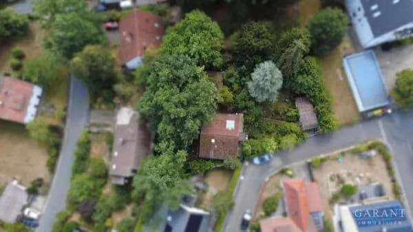 Immobilie in Roßtal - Freistehendes Wohnhaus auf großem Grundstück - stark renovierungsbedürftig - Bild 1