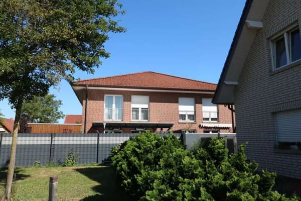 Immobilie in Cloppenburg - Topgepflegtes, vermietetes Doppelhaus mit Carportanlagen und Südterrassen - Bild 0