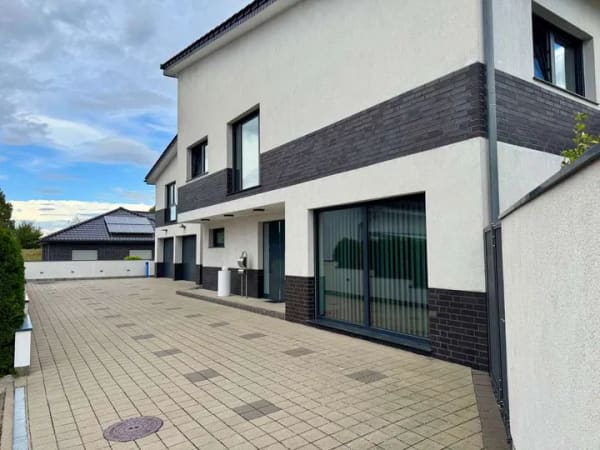 Immobilie in Rühen - Architektonisches Statement in Feldrandlage - Bild 0