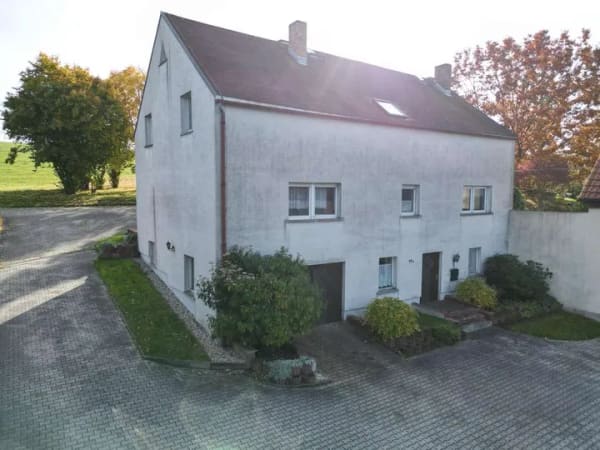Immobilie in Bischofswerda - Zweifamilienhaus in traumhafter Aussichtslage – großzügig wohnen mit vielen Möglichkeiten - Bild 0
