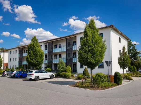 Immobilie in Aiterhofen - *Betreutes Wohnen* - Moderne 3-Zimmer-Wohnung mit überdachtem Südbalkon und tollem Ausblick - Bild 0
