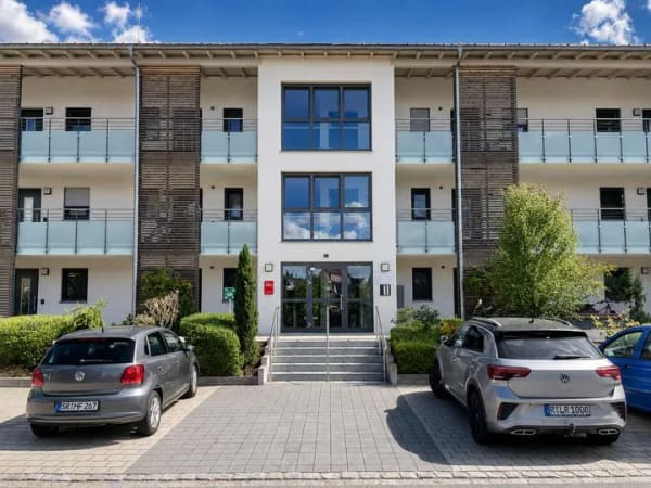 Immobilie in Aiterhofen - *Betreutes Wohnen* - Moderne 3-Zimmer-Wohnung mit überdachtem Südbalkon und tollem Ausblick - Bild 1