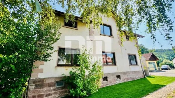 Immobilie in Waldkappel - Großzügiges Einfamilienhaus mit viel Platz, riesigem Gartenareal und viel Potenzial - Bild 1