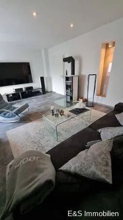 Immobilie in Söhrewald - Attraktives Zweifamilienhaus in Söhrewald - modernisierte Erdgeschosswohnung & vermietetes DG - Bild 3