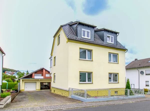 Immobilie in Dornburg - Gepflegtes Mehrfamilienhaus mit großem Grundstück und Nebengebäude in Dornburg-Wilsenroth - Bild 1