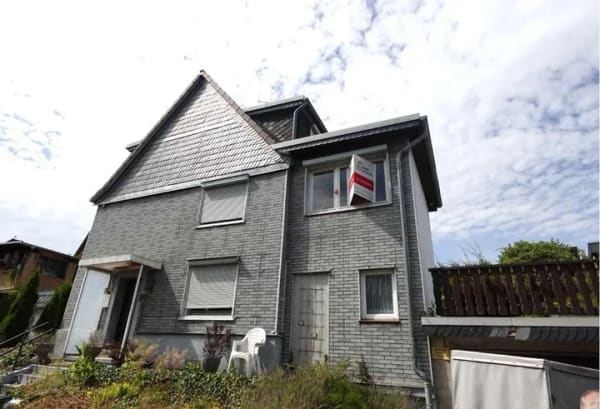 Immobilie in Solingen - Renovierungsbedürftiges Haus mit Garage: Gestalten Sie Ihr Traumzuhause - Bild 0