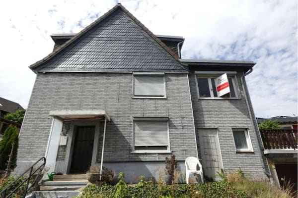 Immobilie in Solingen - Renovierungsbedürftiges Haus mit Garage: Gestalten Sie Ihr Traumzuhause - Bild 1