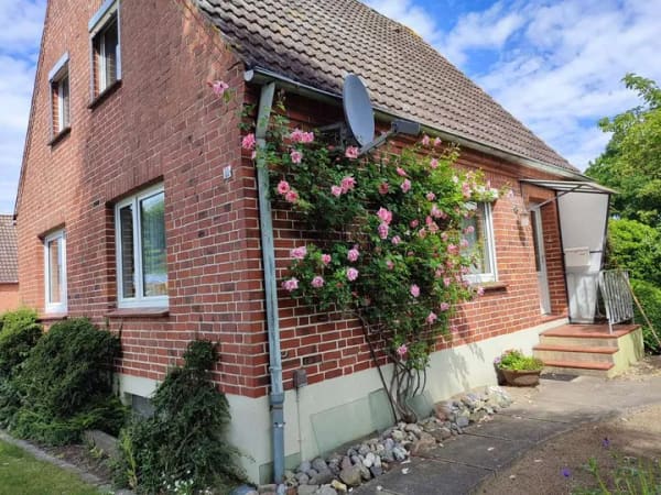 Immobilie in Neukirchen - Charmantes Klinker-Einfamilienhaus mit 1.030 m² Garten in Neukirchen/Ostholstein – nah an Ostsee & H - Bild 1