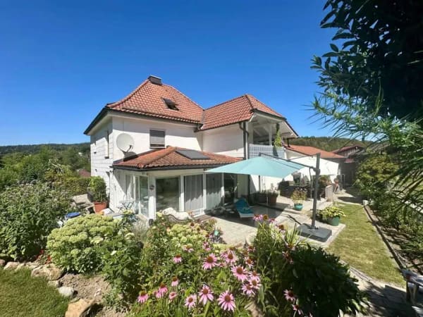 Immobilie in Fürstenstein - Ein Zuhause mit Persönlichkeit: 193 m², Wintergarten, Sauna & liebevoller Garten - Bild 0
