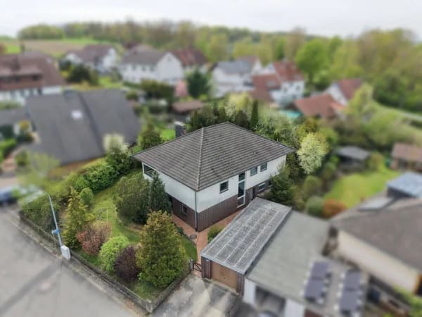 Immobilie in Meeder - Charmantes Einfamilienhaus im Bungalowstil mit eingewachsenem Grundstück! - Bild 1