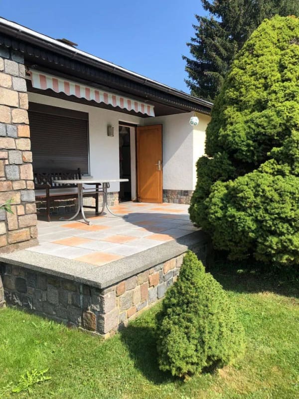 Immobilie in Hartmannsdorf bei Kirchberg - Gemütlicher 2-Zimmer-Bungalow mit großem Garten in Kirchberg-Stangengrün - Bild 1