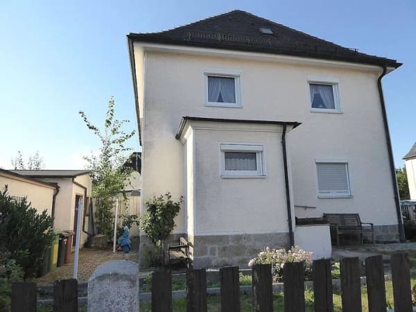 Immobilie in Kirchenlamitz - Klein, aber mein! Solide Doppelhaushälfte mit Potenzial in ruhiger Lage von Kirchenlamitz - Bild 1