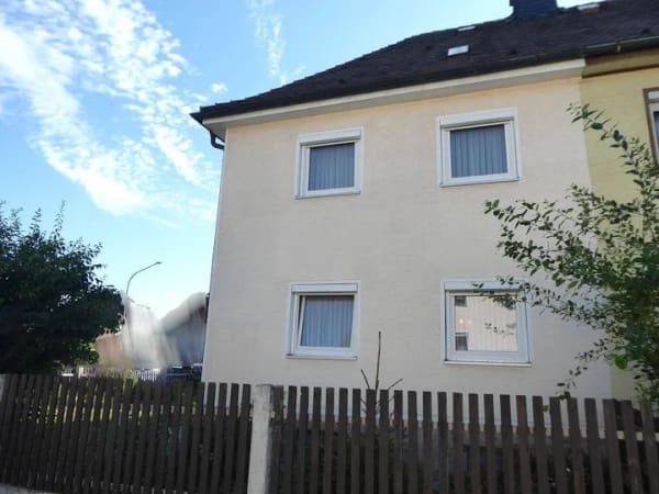 Immobilie in Kirchenlamitz - Klein, aber mein! Solide Doppelhaushälfte mit Potenzial in ruhiger Lage von Kirchenlamitz - Bild 2