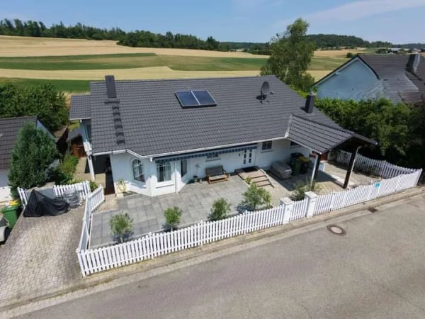 Immobilie in Mönsheim - Modernisiertes Zweifamilienhaus mit 263 m² Wohnfläche, attraktiver Vermietungsperspektive - Bild 1