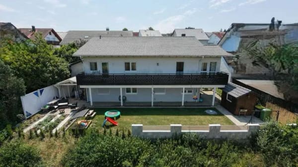 Immobilie in Mönsheim - Modernisiertes Zweifamilienhaus mit 263 m² Wohnfläche, attraktiver Vermietungsperspektive - Bild 2