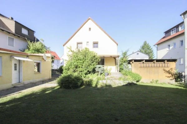 Immobilie in Schwandorf - Einfamilienhaus mit idyllischem Garten - ideales Renovierungsprojekt Auch als Investobjekt geeignet! - Bild 2