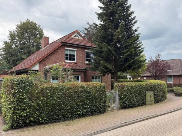 Immobilie in Jade - Schickes gemütliches Einfamilienhaus mit Nebengebäude und Carport im Zentrum von Jaderberg - Bild 0