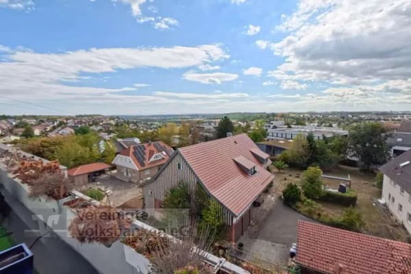 Immobilie in Holzgerlingen - Großzügiges Wohnen mit Kamin, traumhafter Fernsicht & überdachter Terrasse in Holzgerlingen! - Bild 2