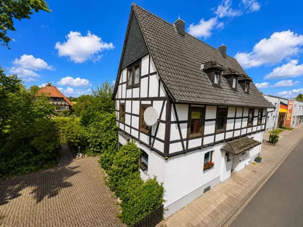 Immobilie in Lehre - Gepflegtes Mehrfamilienhaus in Lehre-Flechtorf – 10 Zimmer, Garten und 375 m² Eigentumsgrundstück - Bild 1