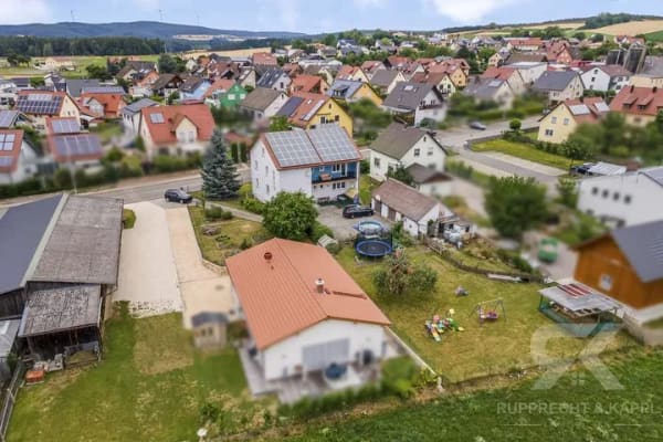 Immobilie in Pfreimd - Modernisiertes Ein/Zweifamilienhaus mit vielen Möglichkeiten und großem Grund in Pfreimd - Bild 2