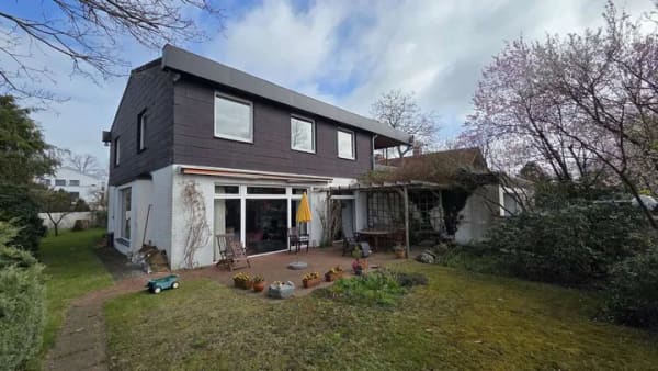 Immobilie in Isernhagen - Großes Einfamilienhaus mit einmaligem Blick über die Felder zum Renovieren (provisionsfrei) - Bild 1