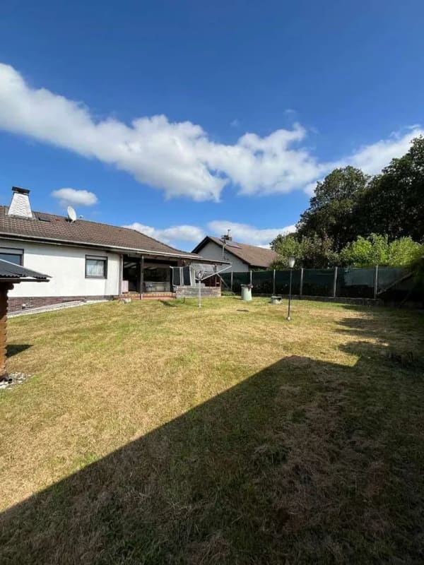 Immobilie in Morsbach - In Morsbach wartet dieses freistehende Einfamilienhaus auf einem Eckgrundstück auf Ihre Ideen - Bild 1