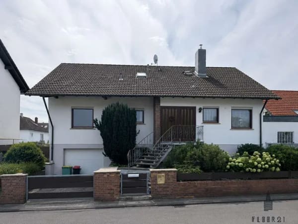 Immobilie in Hasselroth - Ein Haus, viele Möglichkeiten – Einfamilienhaus mit zwei Wohnebenen und großem Garten - Bild 0