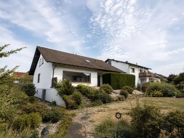 Immobilie in Hasselroth - Ein Haus, viele Möglichkeiten – Einfamilienhaus mit zwei Wohnebenen und großem Garten - Bild 1