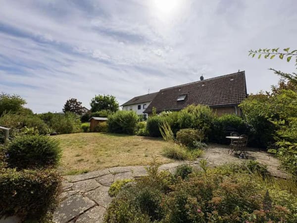 Immobilie in Hasselroth - Ein Haus, viele Möglichkeiten – Einfamilienhaus mit zwei Wohnebenen und großem Garten - Bild 2