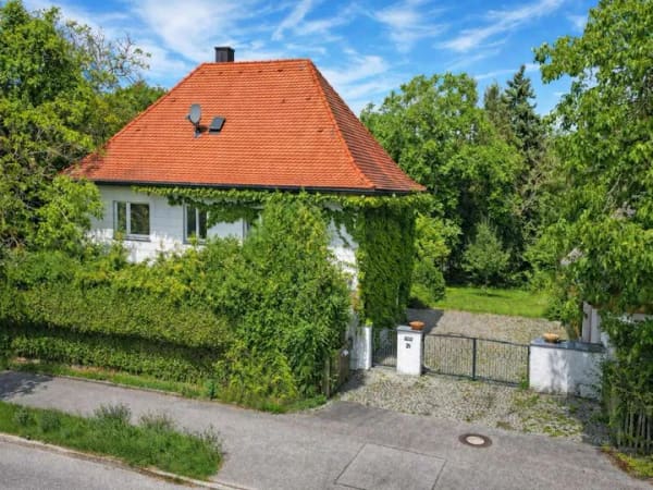 Immobilie in Adlkofen - Charmantes Einfamilienhaus mit großzügigem Raumangebot, eingewachsenem Garten und viel Potenzial! - Bild 0