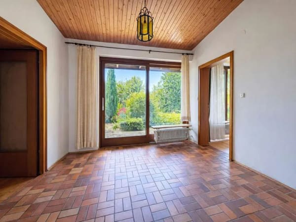 Immobilie in Adlkofen - Charmantes Einfamilienhaus mit großzügigem Raumangebot, eingewachsenem Garten und viel Potenzial! - Bild 1