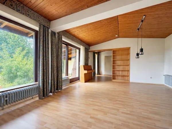 Immobilie in Adlkofen - Charmantes Einfamilienhaus mit großzügigem Raumangebot, eingewachsenem Garten und viel Potenzial! - Bild 2