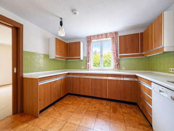 Immobilie in Adlkofen - Charmantes Einfamilienhaus mit großzügigem Raumangebot, eingewachsenem Garten und viel Potenzial! - Bild 4