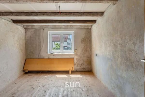 Immobilie in Roggenburg - SANIERUNGSBEDÜRFTIGES EFH INKL. PV-ANLAGE IN ROGGENBURG – Großes Ausbaupotenzial, Stadel & 2 Garagen - Bild 2