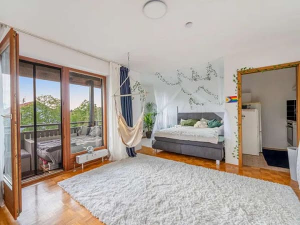 Immobilie in Höhenkirchen-Siegertsbrunn - Großzügige 1-Zimmer-Wohnung mit separater Küche und großem Westbalkon - Bild 0