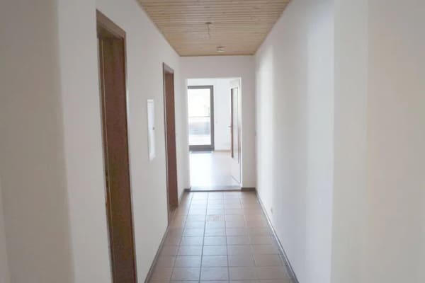Immobilie in Büchenbach - Lichtdurchflutete Erdgeschosswohnung mit großer Terrasse und eigenem Garten in ruhiger Wohnlage von Büchenbach - Bild 2