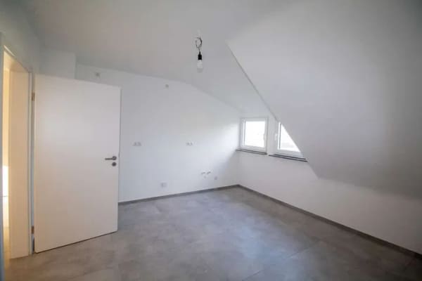 Immobilie in Kettig - Dachgeschosswohnung voll saniert mit Terrasse und Garage!  - Bild 2