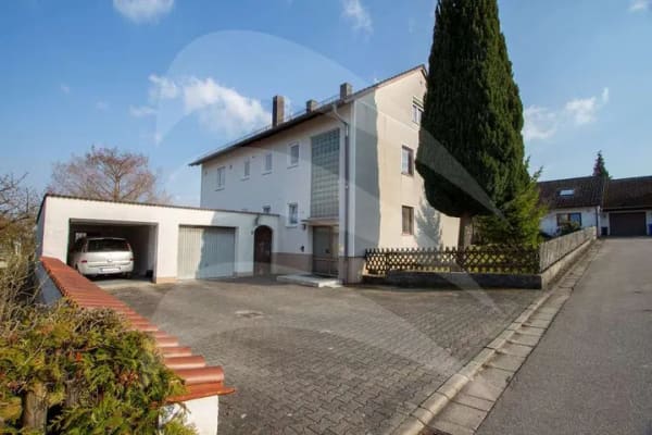 Immobilie in Mallersdorf-Pfaffenberg - Dreifamilienhaus mit Renovierungspotenzial - Bild 1