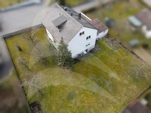 Immobilie in Mallersdorf-Pfaffenberg - Dreifamilienhaus mit Renovierungspotenzial - Bild 2