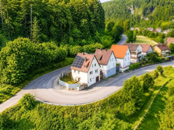 Immobilie in Blaubeuren - Charmantes Einfamilienhaus in naturnaher Lage – modernisiert, hell und mit schönem Ausblick - Bild 0