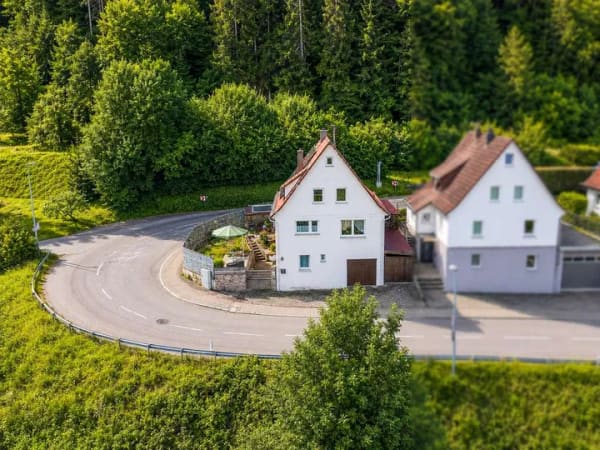 Immobilie in Blaubeuren - Charmantes Einfamilienhaus in naturnaher Lage – modernisiert, hell und mit schönem Ausblick - Bild 1