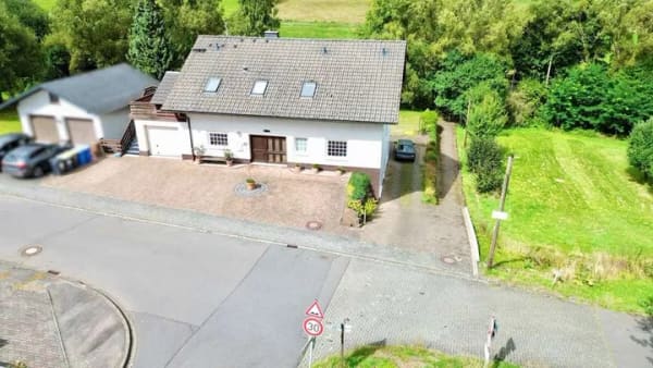 Immobilie in Derschen - **Gepflegtes Mehrfamilienaus mit attraktiver Rendite und vielseitiger Nutzung** - Bild 1