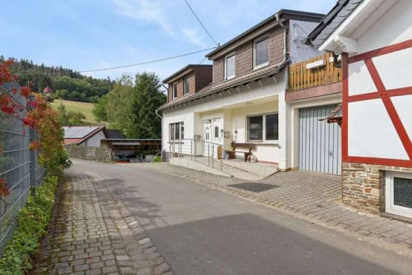 Immobilie in Ahrbrück - Immobilienverkauf mit Weitblick - gepflegtes Zweifamilienhaus mit moderner Energietechnik - Bild 0